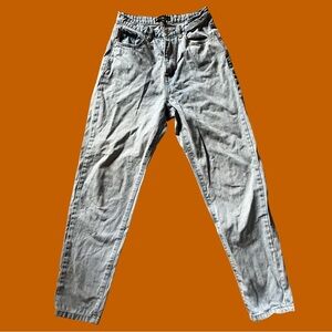 5/25$ Women's High Rise light wash Mom Jeans | Missguided